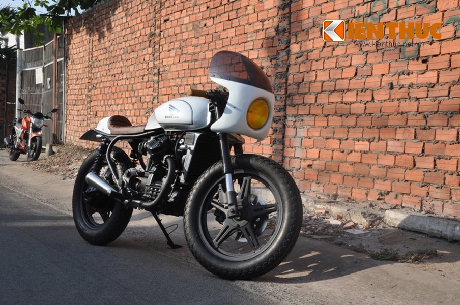 Honda GL400 đời 1978 được Tự Thanh Đa (TP.HCM) độ theo phong cách cafe racer thập niên 60 theo phương châm “phản văn hóa” (counter-culture).